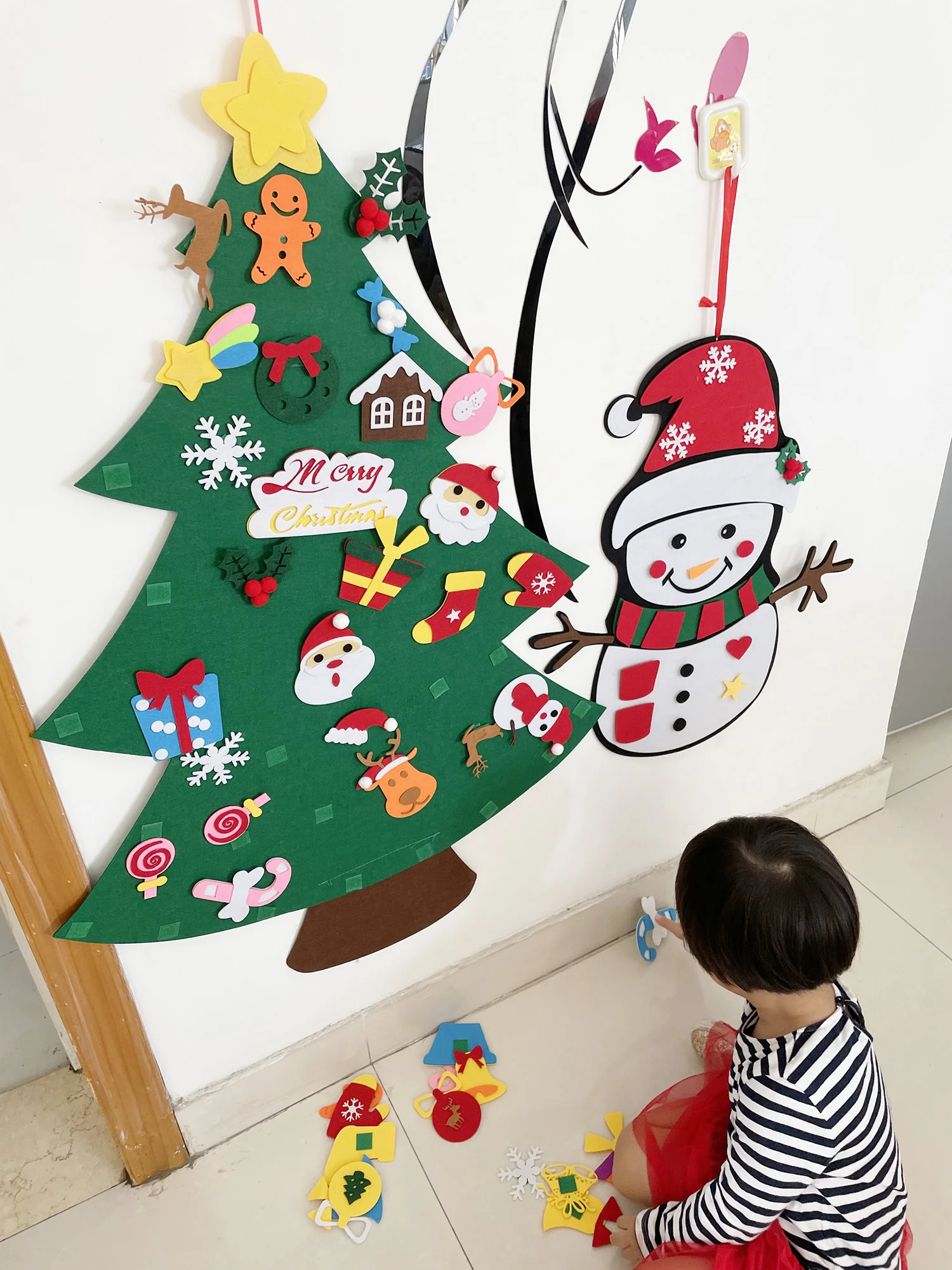 เด็ก Montessori ของเล่น32Pcs DIY Felt Christmas Tree เด็กวัยหัดเดิน Busy Board Xmas Tree ของขวัญสำหรับ Boy Girl ผนังเครื่องประดับตกแต่ง