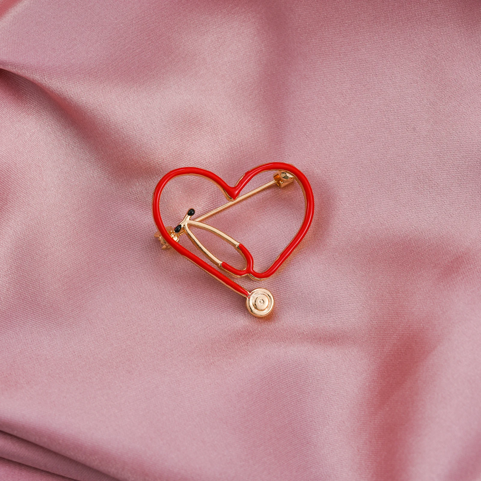 Harong Red Stethoscope Lapel Pins Brooch Doctor Medical Equipment Jewelry Heart Shaped Badge Internist Pins Student Accessories