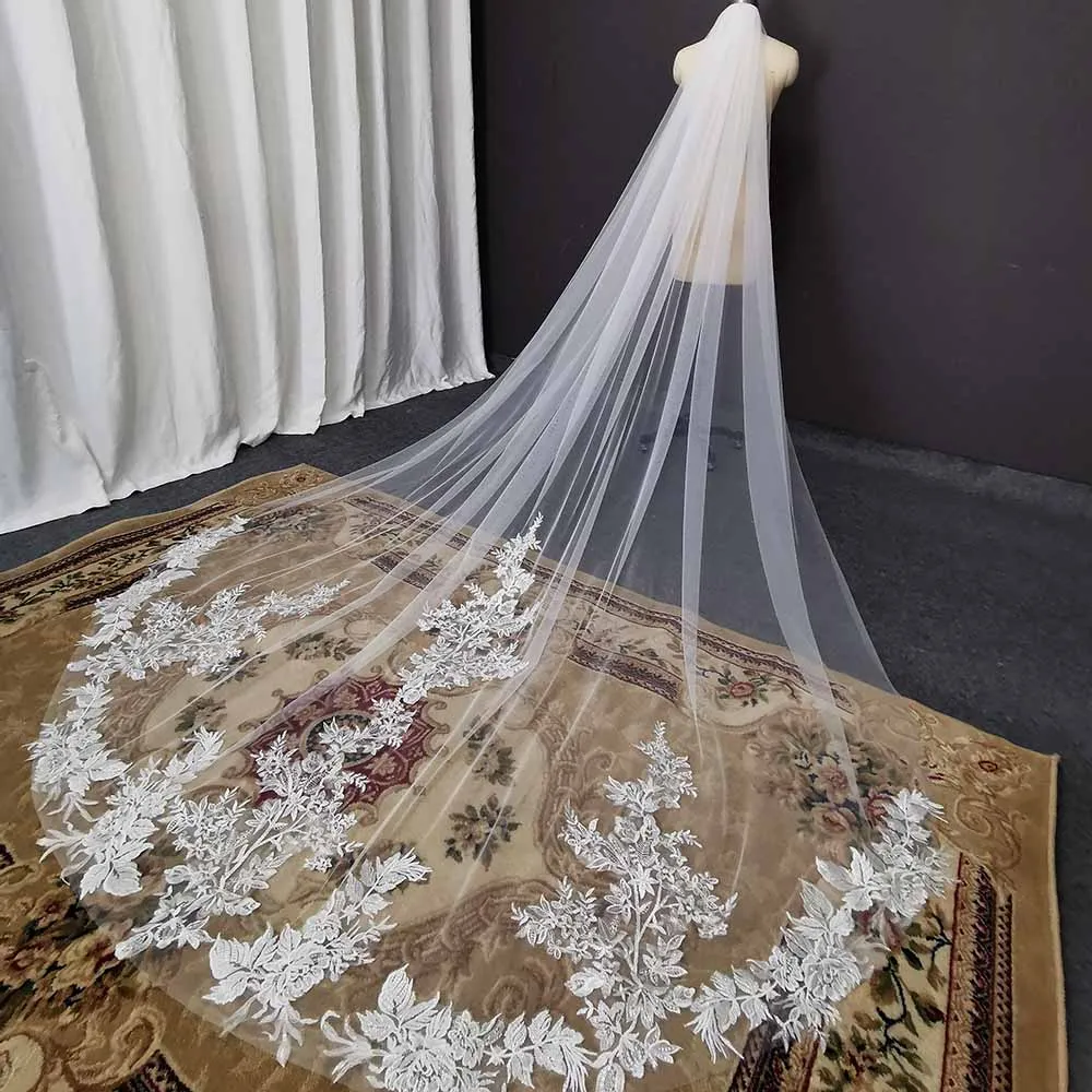 

New Arrival Long Lace Wedding Veils with Bling Sequins One Layer 3 Meters Length Cathedral Bridal Veils with Comb Bride Veil