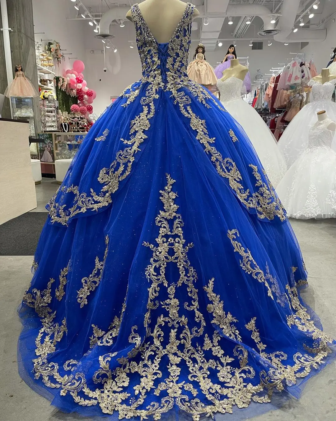 Vestido de quinceañera con cuello en V para mujer, traje de baile de graduación largo con cordones y escote en V, de oro real, 15 años, 2022