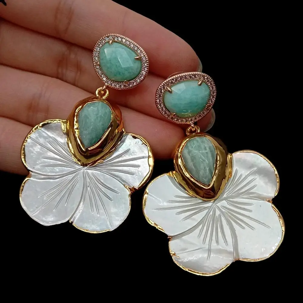 

Серьги-гвоздики из натурального белого перламутра и ракушек с резным цветком из амазонита