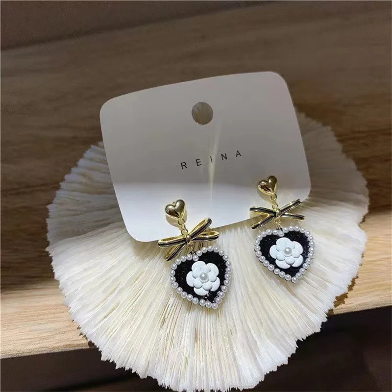 

Retro Black Camellia Dangle Earrings French Style Fashion All-match Elegant Imitation Pearls Drop Earrings for Girls and Women