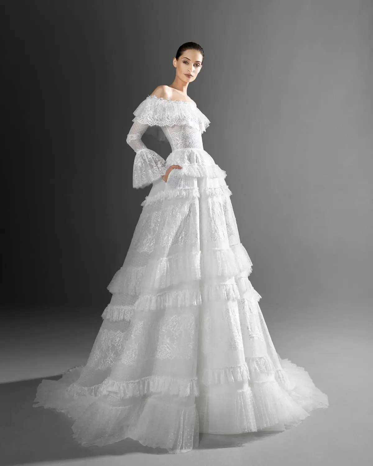 2021 A Line Wedding Dresses Sexy Off Shoulder Long Sleeve Lace Sweep Train Plus Size Tiered Ruffles Wedding Robe De Mariée