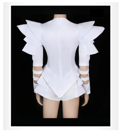 بار Dj الراقصات حجر الراين بذلة بيضاء ارتداءها أزياء رقص الجاز أداء مثير حفلة المغني ملهى ليلي عرض مسرحي