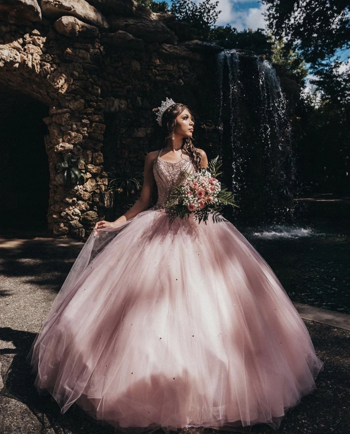 2022 abiti Quinceanera abito da ballo in Tulle rosa Sexy Halter senza schienale splendido abito lungo in rilievo per abiti da debetto ragazza dolce 16 anni