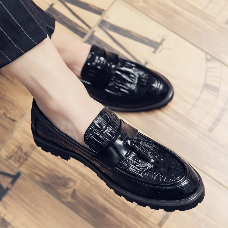 2022New Men Leather Casual Shoes Man Fashion Slip-On Luxury Embroidery Suede Leather Shoes Trend Loafers Big-toed Shoes