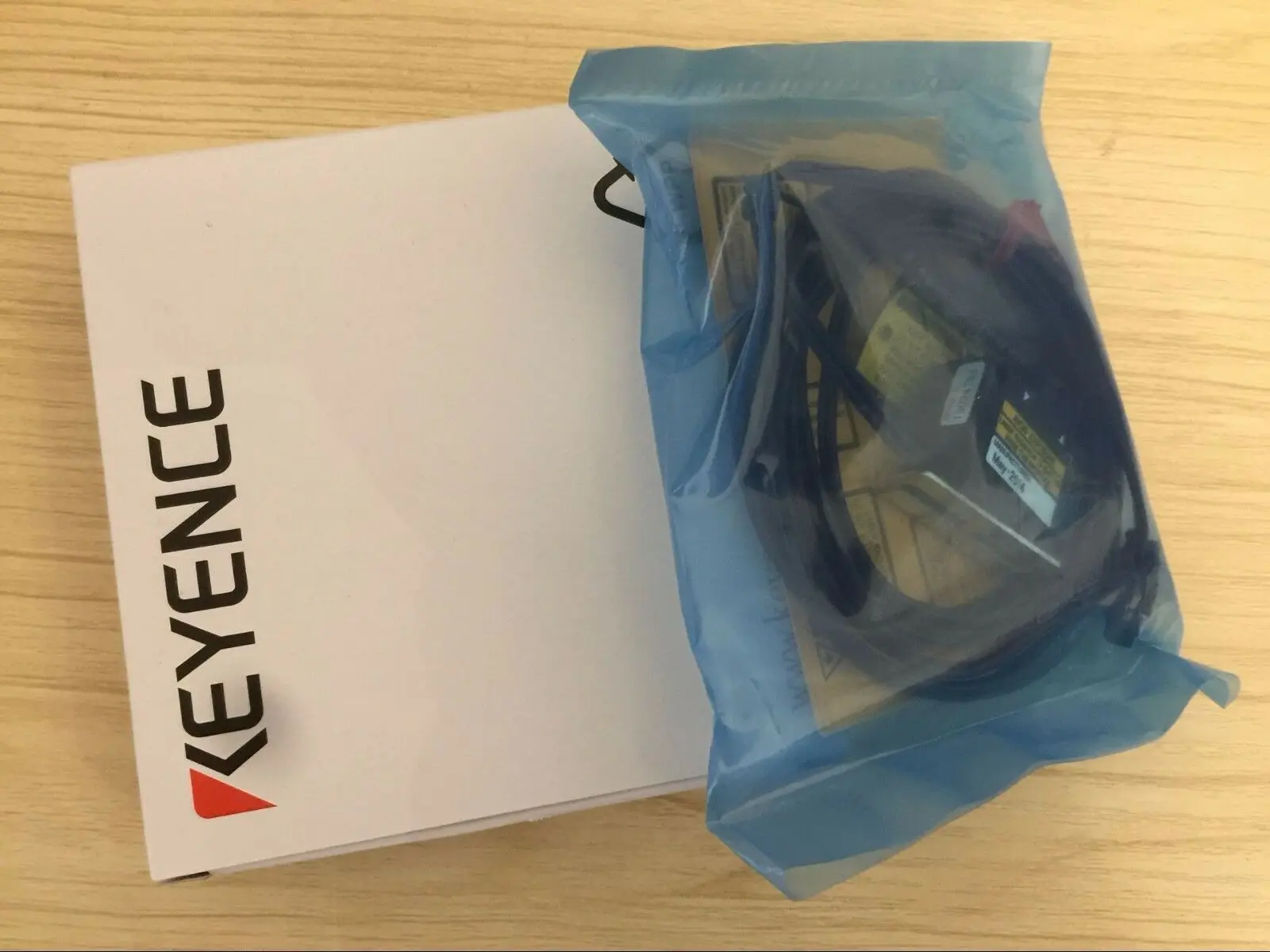 

1PCS Keyence Laser Sensor LV-H32 LVH32 In Box -New ,