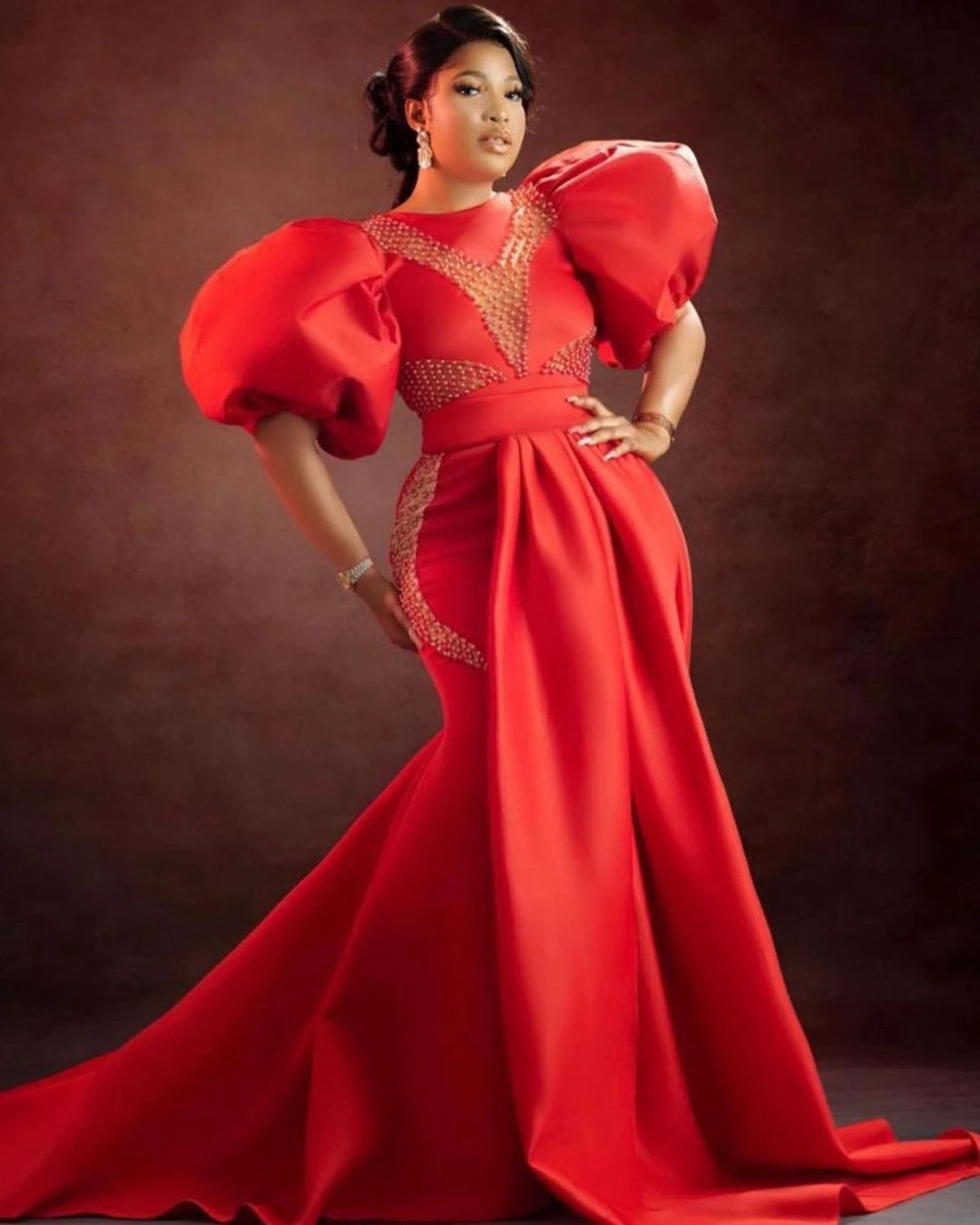 Aso Ebi vestidos de graduación rojos encantadores para mujer, mangas abullonadas con tren, vestidos de noche hechos a medida, vestidos de graduación con cuentas transparentes