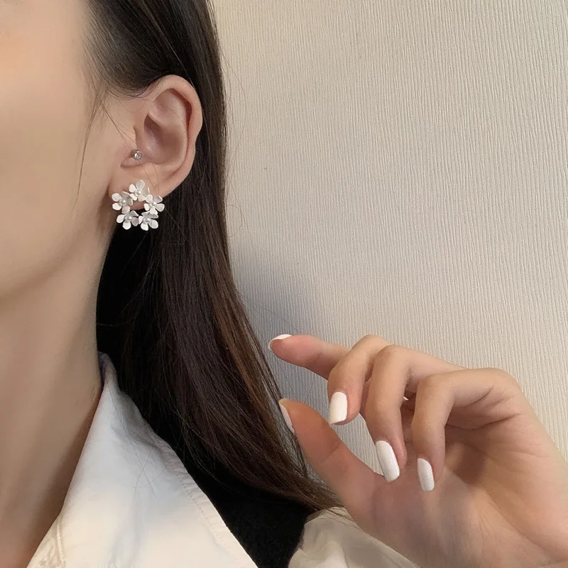 Korean Small Flower Circle Clip Earrings for Women No Pierced Ears Sweet White Flower Pearl Clip on Earrings Without Piercing