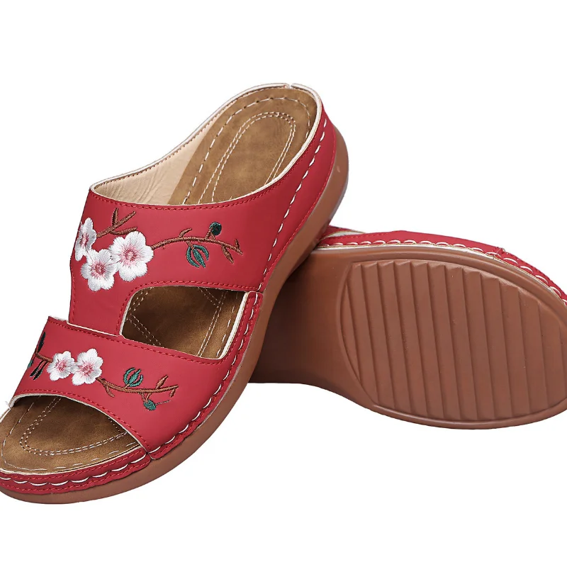 2023 letnie buty modne sandały damskie haftowane letnie klapki pantofle na zewnątrz buty na plażę klapki damskie WSH3932