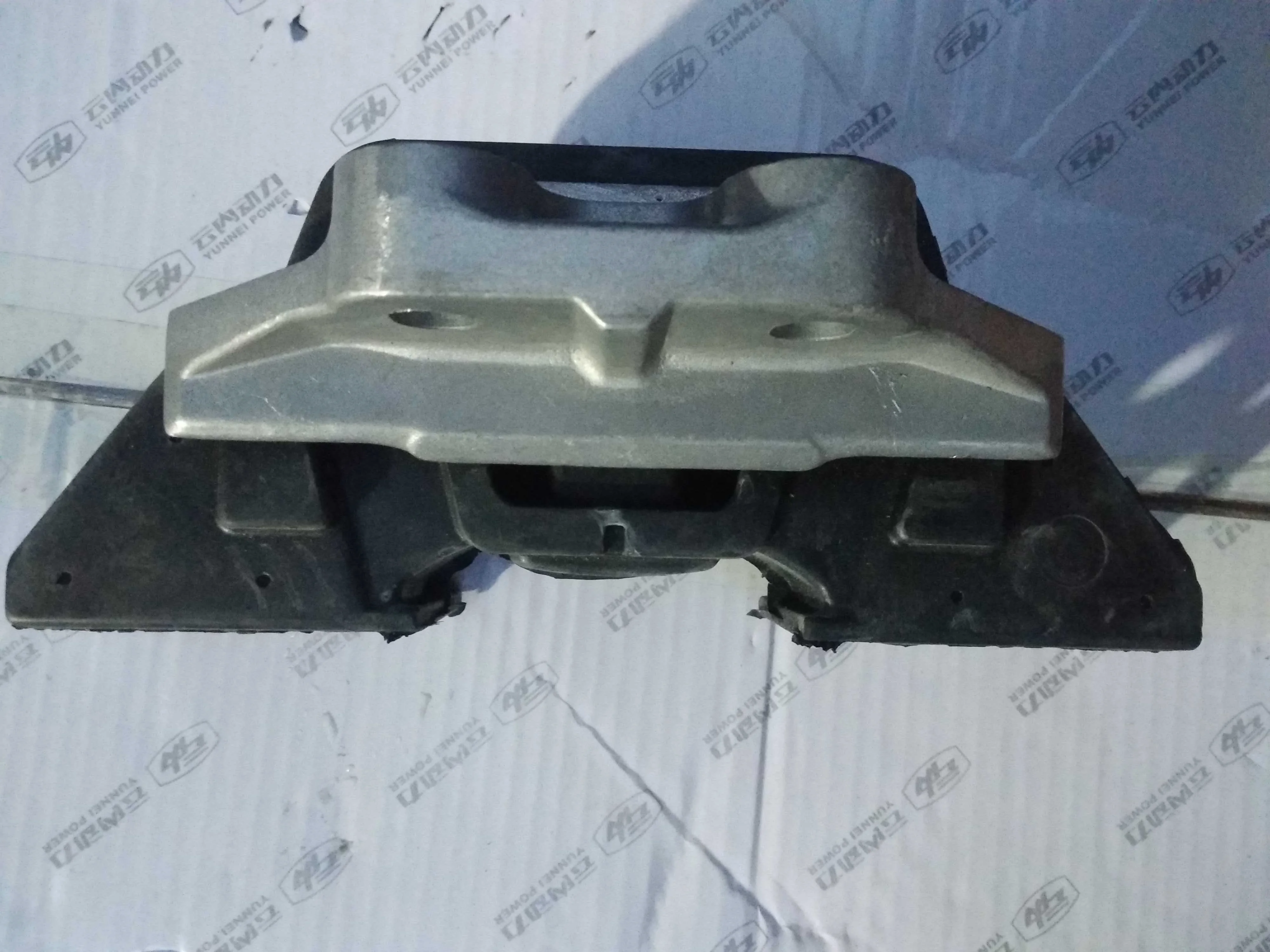 1pcs 2models Engine Mounting Bracket Front / Rear for Chinese SAIC MAXUS V80 Auto car motor part