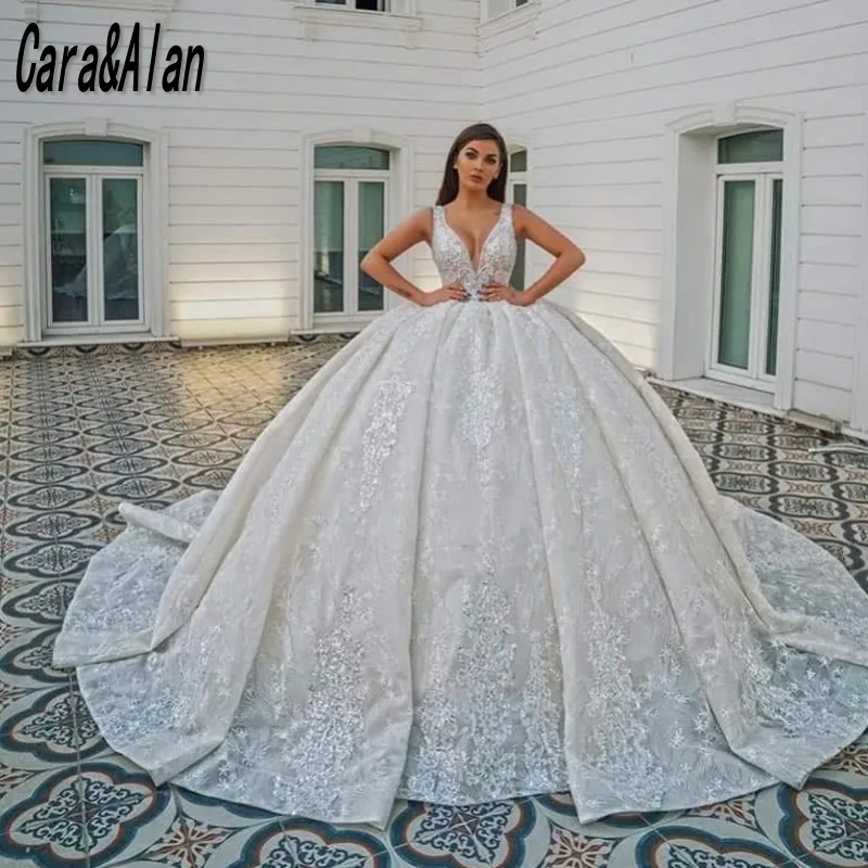 Cara & Alan ประณีตดูไบ Ball Gown ชุดแต่งงานสำหรับสตรีลึก V คอคำลูกไม้ชุดเจ้าสาวเลื่อม Vestido novia Civil