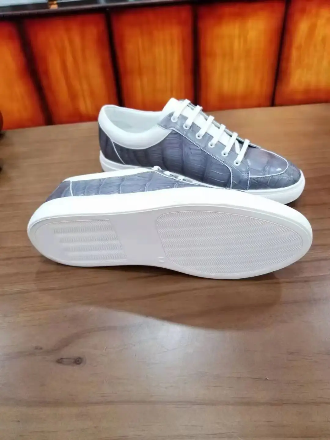 Vera pelle di coccodrillo pancia in pelle uomo moda scarpa sneaker colore grigio chiaro pelle di alligatore uomo mocassino per il tempo libero scarpa da ginnastica