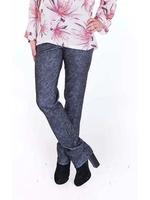 Slim women's Pantalon, with Button and zipper, front pockets, with a slight brocade drawing, elastic fabric