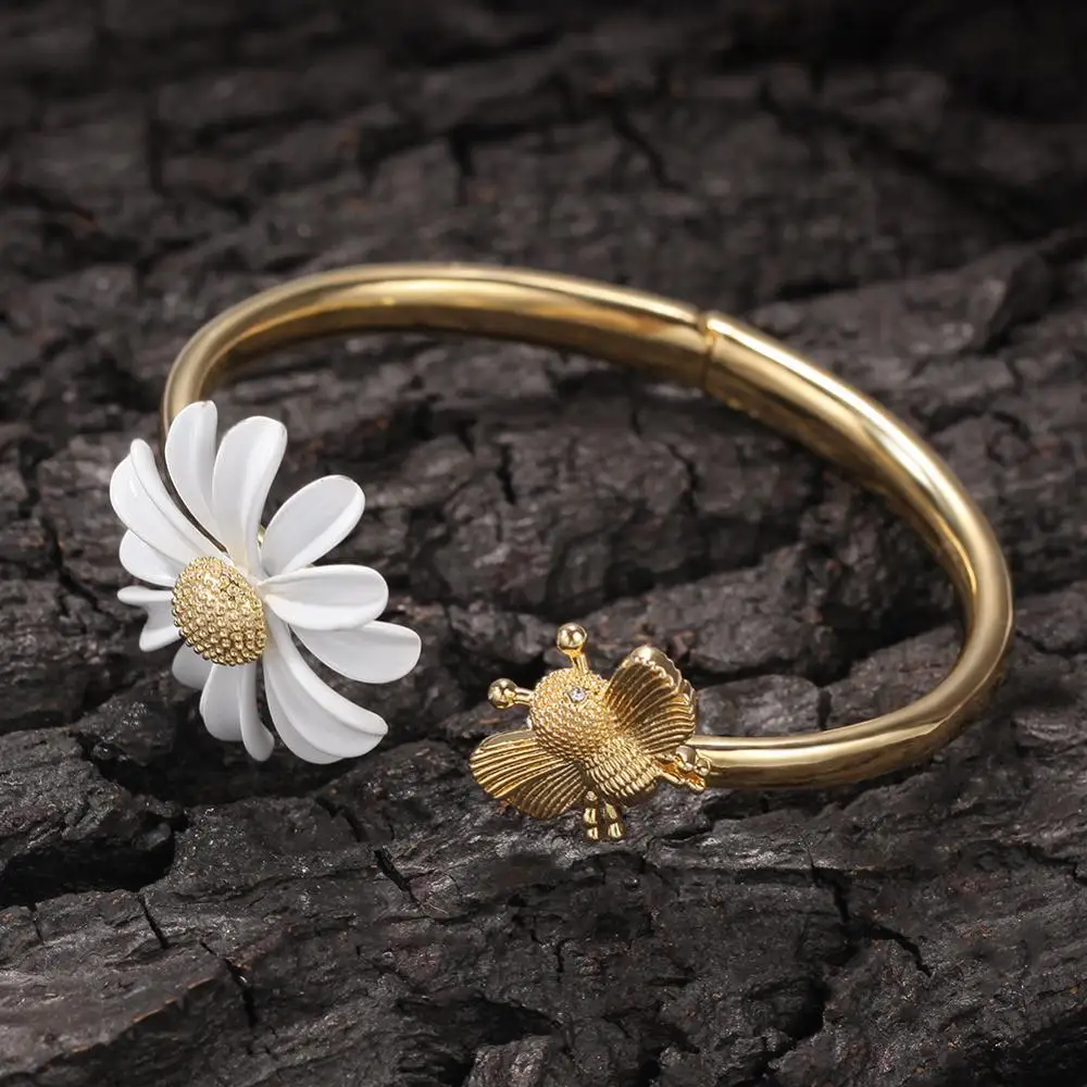 

HIBRIDE 2020 New White Enamel Daisy Flower Bracelet Vintage Gold Color Opening Bangle for Women Party Wedding Jewelry Gift B-150
