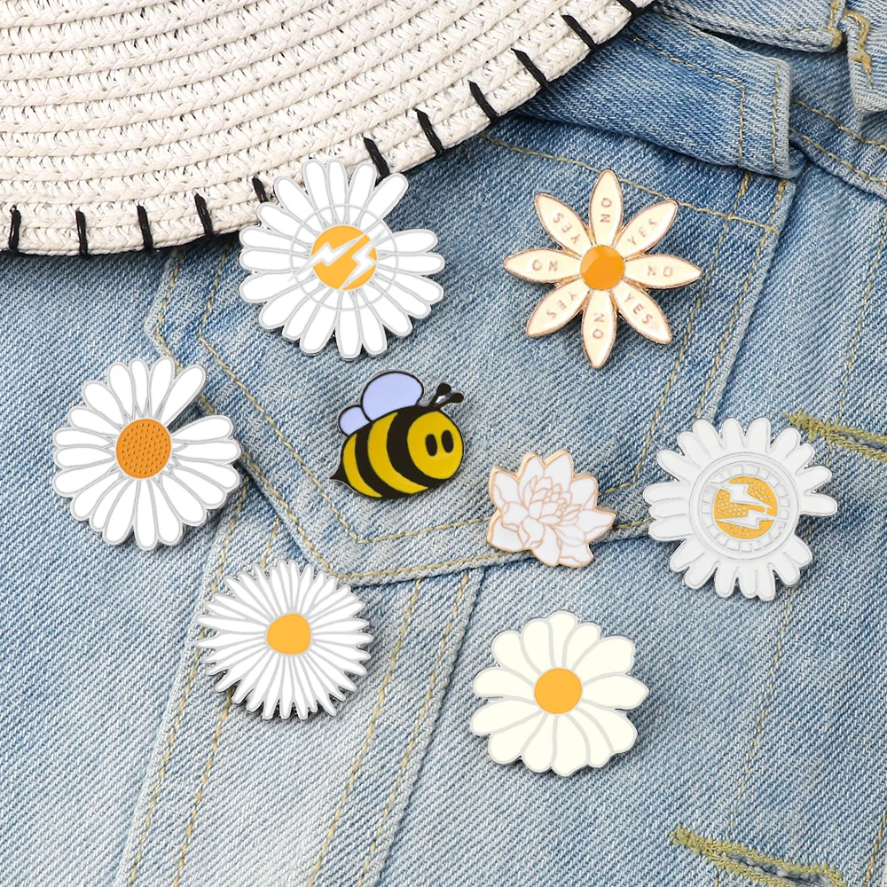 Fashion Brooches Cartoon Bee Picking Honey Pins Women Sunflower Daisy Enamel Pin Couples Custom Badges Kids Clothes Jewelry Gift