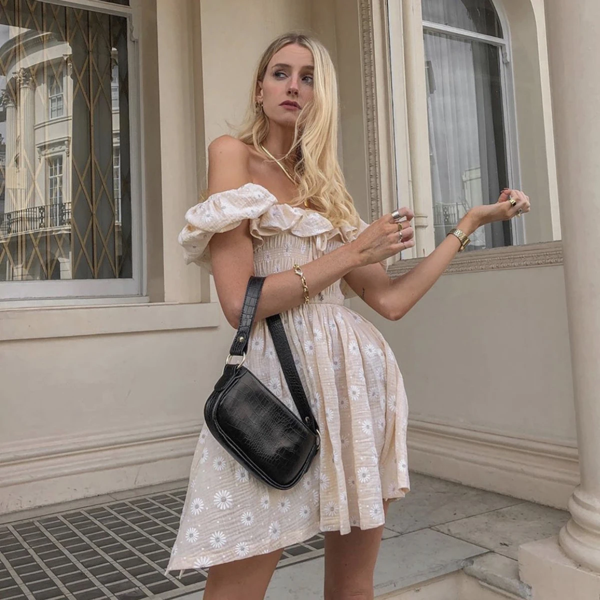 Spalle scoperte Hippie Sexy ricamo Mini abito manica a sbuffo scollo a barchetta abiti retrò Pop estate spiaggia Boho abiti corti da donna