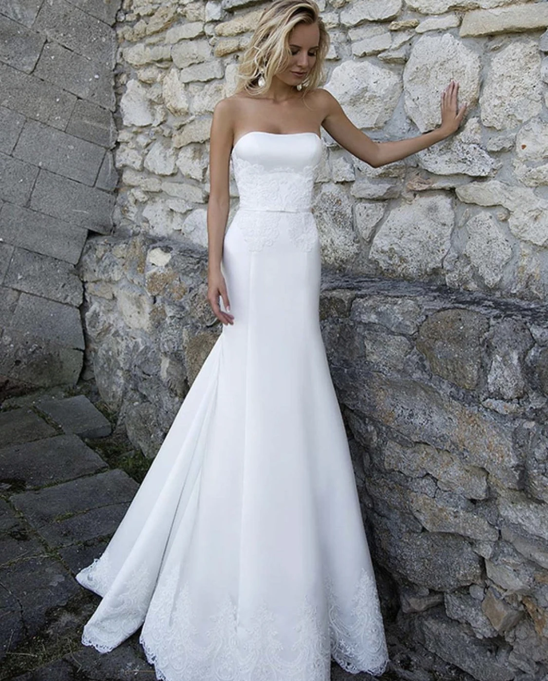 Abiti da sposa sirena senza spalline senza maniche in pizzo senza schienale Appliques telai fiocco in raso Sweep Train abito da sposa Vestidos De Novia