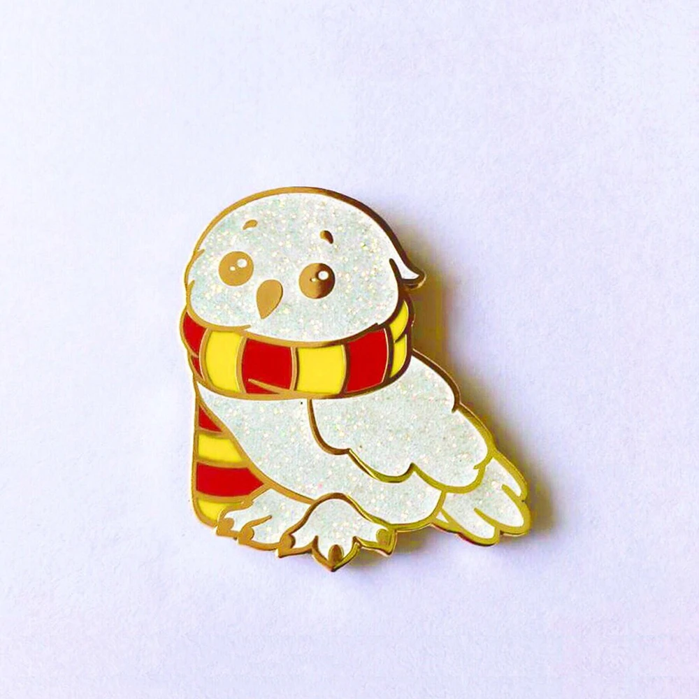 

Блестящая Милая эмалированная булавка Hedwig с мультяшными животными, снежный шарф, сова, Золотая брошь, модный лацкан, рюкзак, булавки, Декор, уникальный подарок