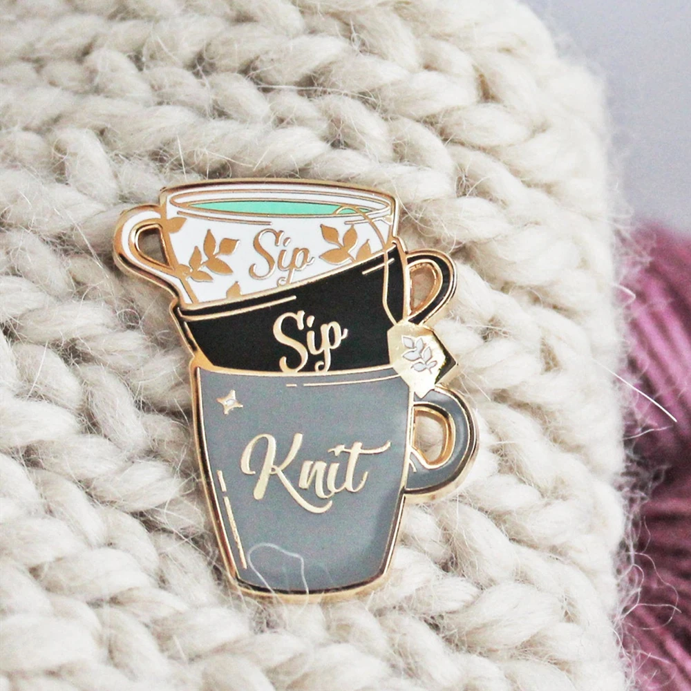 Sip Sip Knit Weave Hard Enamel Pin Funny Craft Jewelry Knitters Flair Tea Enthusiast Golden Brooch Fashion Simple Cup Lapel Pins