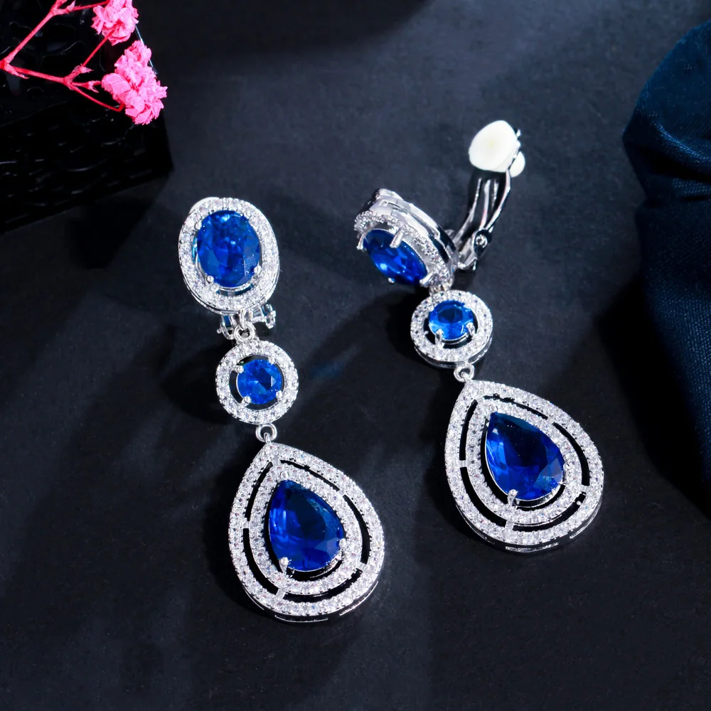 CWWZircons Hochwertige Damen-Ohrringe mit roten Zirkonia-Steinen für Hochzeiten, Partys und Kostüme, lange Tropfenform, zum Anklipsen, ohne Ohrloch, EJ0017 – Detail 4