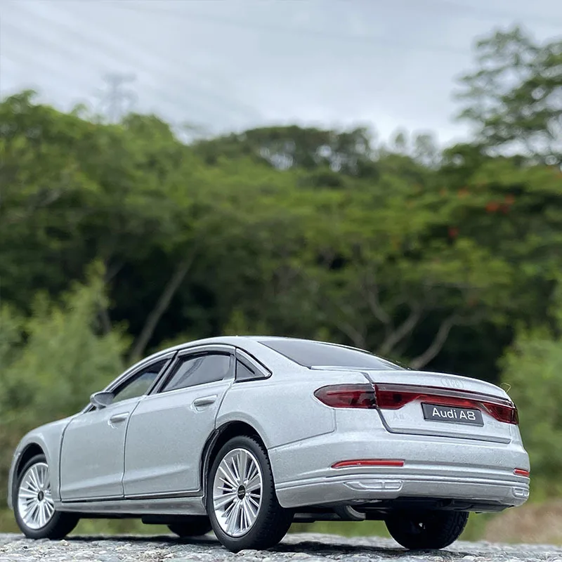 Nuovo modello di auto pressofuso in lega Audi A8 1:32 con giocattoli regalo collezione di luci sonore per bambini