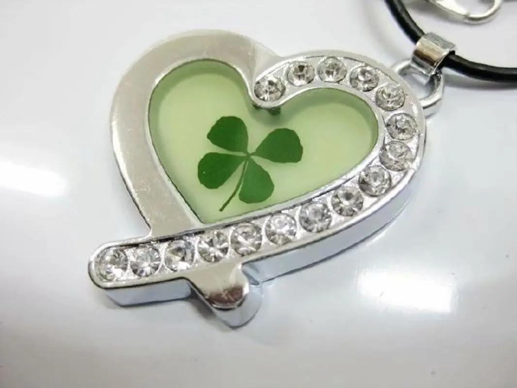 100 pcs  Four-Leaf Clover Pendant Real Charms Lucky Jewelry Party Gifts