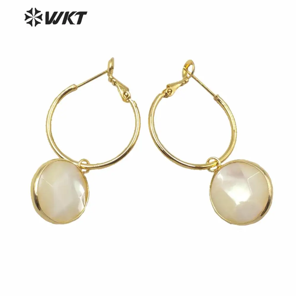 

WT-MPE035 Fashion Gold Electroplated White Shell Charm Earrings For Women Round Faceted Hoop ACC Wedding Decoration