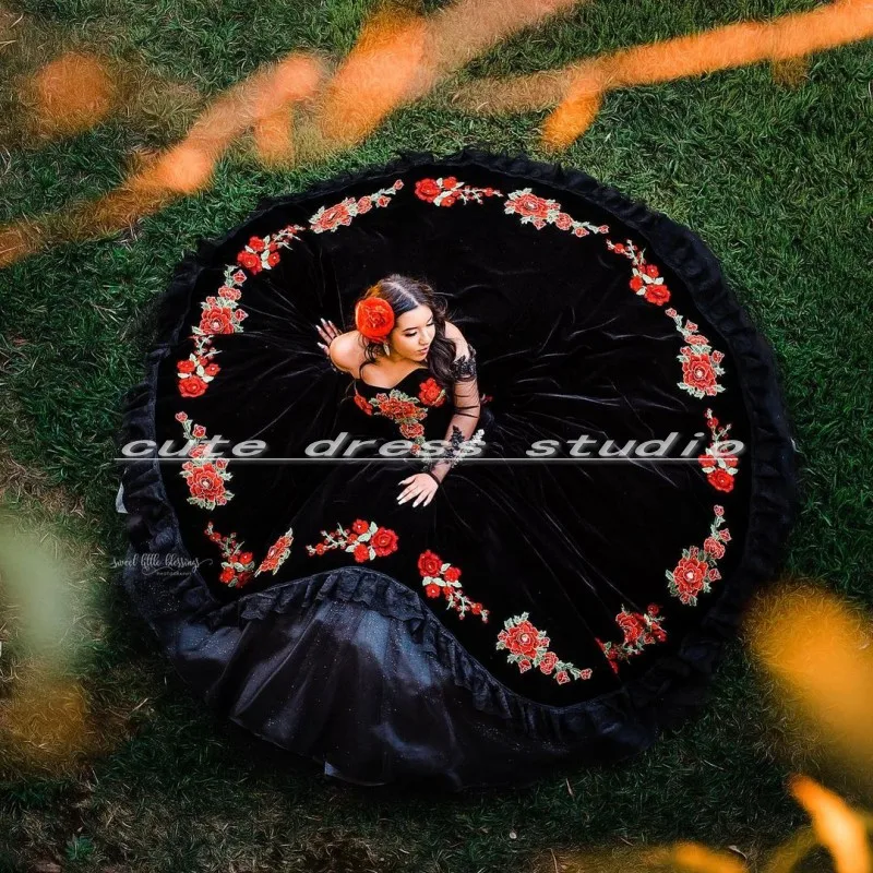 Vestido preto mexicano de 15 anos, vestido de baile com apliques de manga comprida, vestido de veludo para baile de formatura