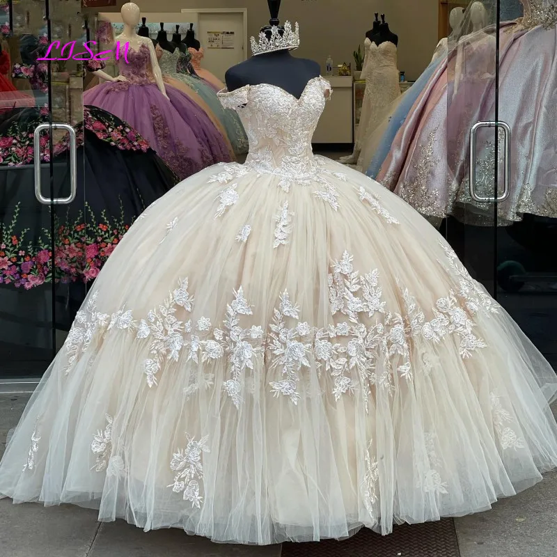 ปิดไหล่ Sweetheart Tulle Quinceanera เดรสลูกไม้ Appliques Sequined เจ้าหญิงประกวดชุดบอลหวาน15พรหมชุด