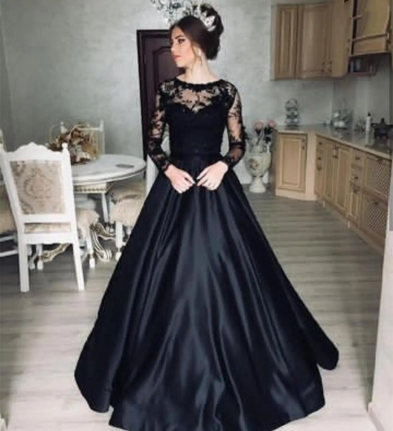 Schwarzes Abendkleid Langarm A-Linie O-Ausschnitt Satin Sweep Zug Spitze Applikationen Knopf Frauen elegante Party Ballkleider