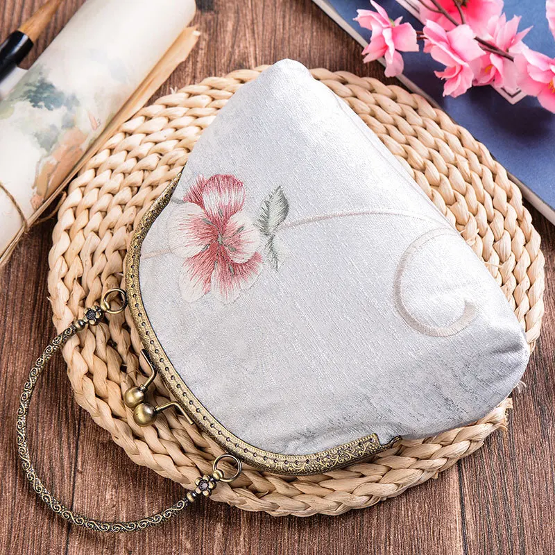 Handmade Women Vintage Floral Embroidery Clasp Handbag Female Chinese Luxury Design Cute Small Size Chain Kisslock Messenger Bag