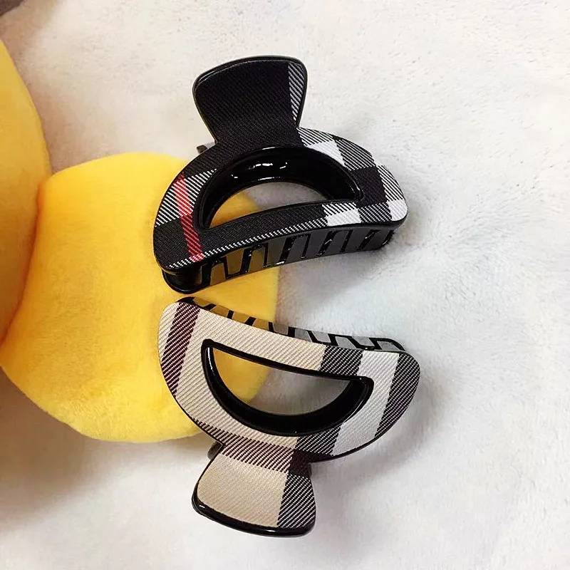 2021 New Fashion Acrylic Hair Claw Clip For Women British Plastic Plaid Hair Accessories New Handmade Exquisit Grid Shark Clips