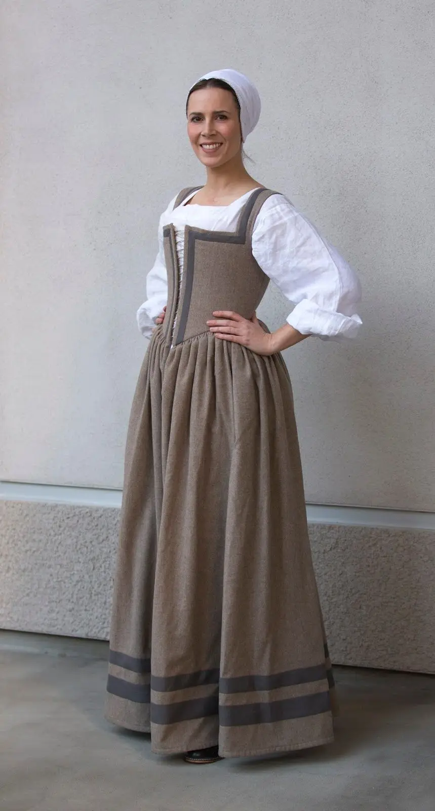 Women's Red Medieval Renaissance Victorian Dresses Costumes  Elizabethan kirtle dress costume custom made