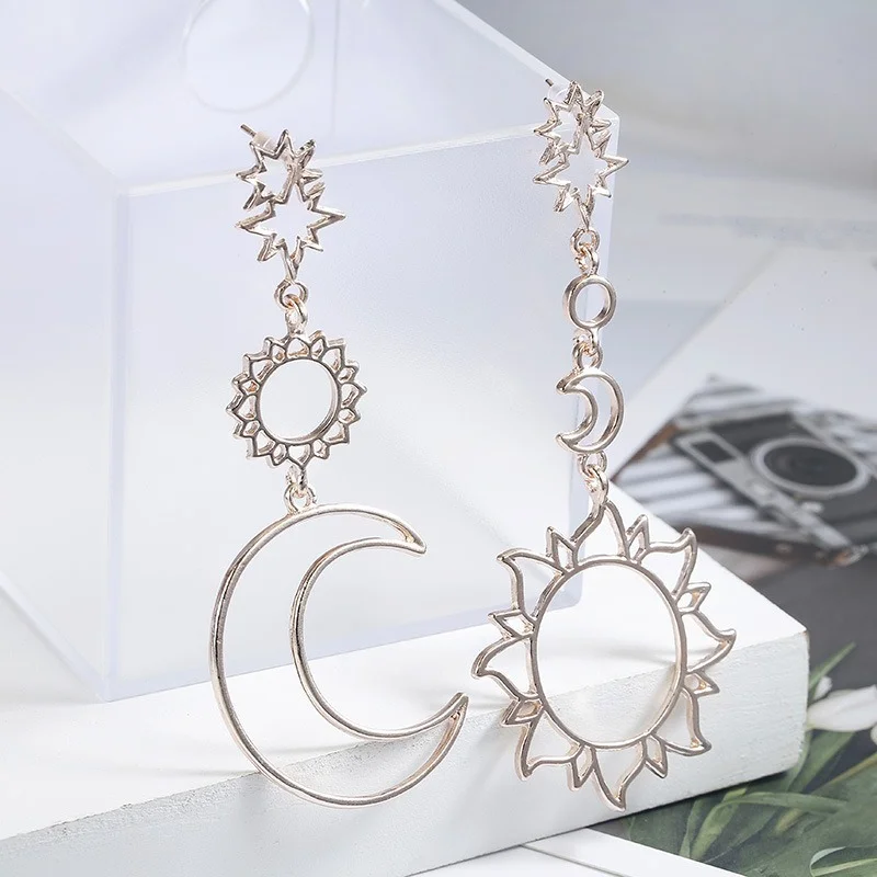 Korean Version of The 2020 Fashion New Earrings Simple Sun God Moon Asymmetric Exaggeration Earrings Ladies