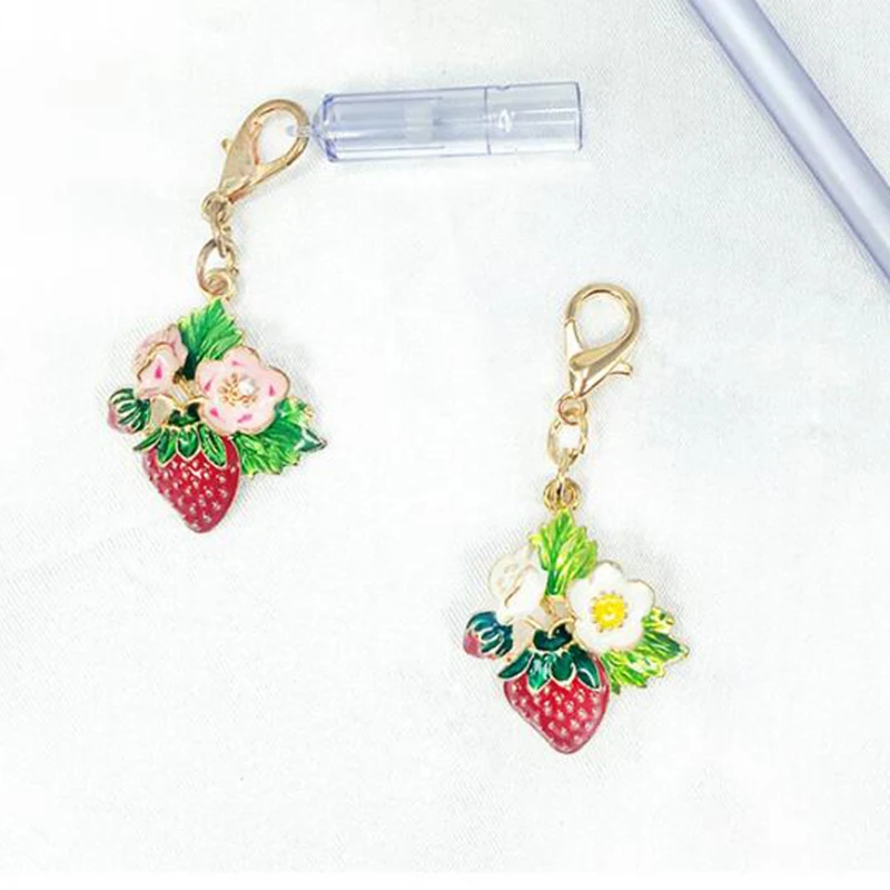 Simple alloy jewelry color fruit strawberry shape keychain pendant decoration fashion ladies bag accessories jewelry gifts