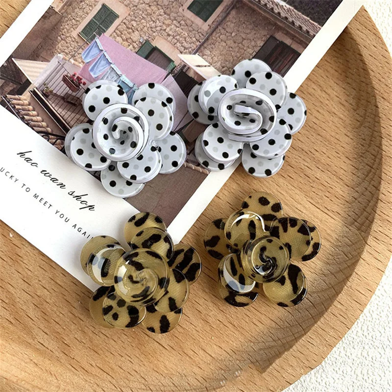 

Ornament Accessories 20pcs 31mm Polka Dots Style Acrylic Resin Flowers 3D Leopard Jewelry Floral Patch Stickers Garment Findings