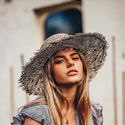 Sombreros de verano para mujer, sombrero plano Retro, ala hecha a mano, diseño hueco, sombrero de paja de rafia, protección solar al aire libre, sombrero de paja de playa