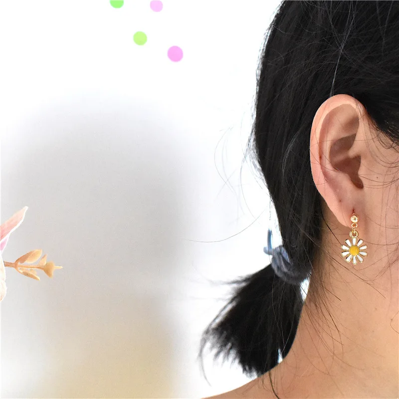 Korea Small Fresh Daisy Flower Short Earrings Cute Fashion Flower Student Earrings Jewelry Accessories Birthday Gift Earrings