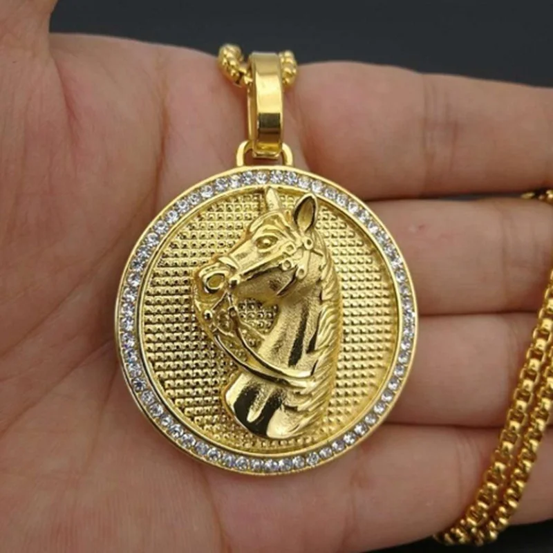 Exquisite Fashion Jockey Club Horse Medal Pendant Necklace Men\'s Gold Plated Metal Round Coin Ice Out Glittering Hip Hop Jewelry