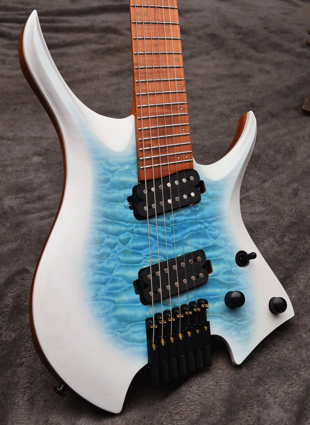 

2021 Fanned frets 7 Strings Headless Electric Guitar White blue color Eye Poplar 5-ply Roasted Maple Neck Ergonomic New bridge