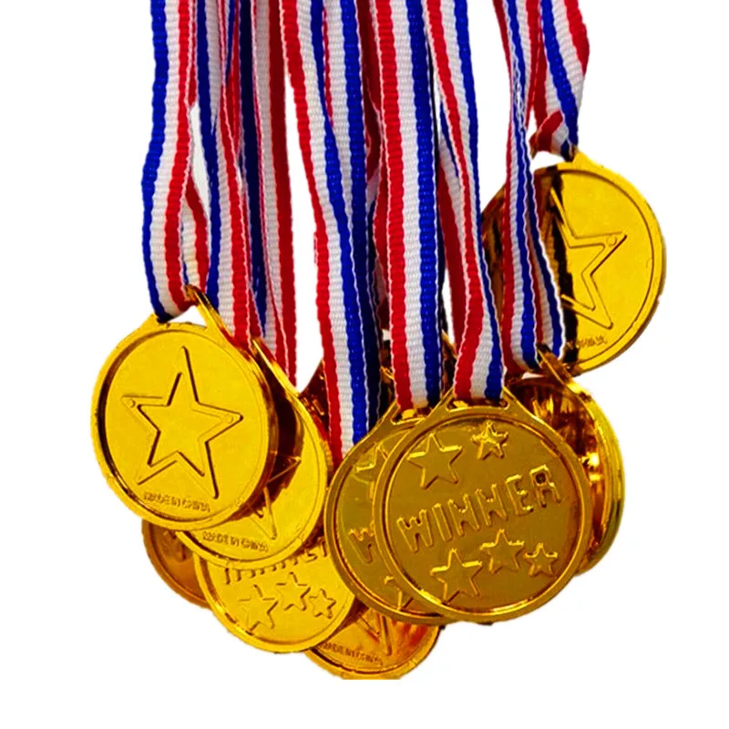 100 stks Kinderen Gold Plastic Winnaars Medailles Sport Dag Party Tas Prijs Awards Speelgoed Voor party decor