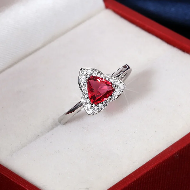 Anello rosso granato classico personalità rubino a forma di triangolo anello in argento 925 anello d'amore anello di fidanzamento con gioielli da sposa da donna