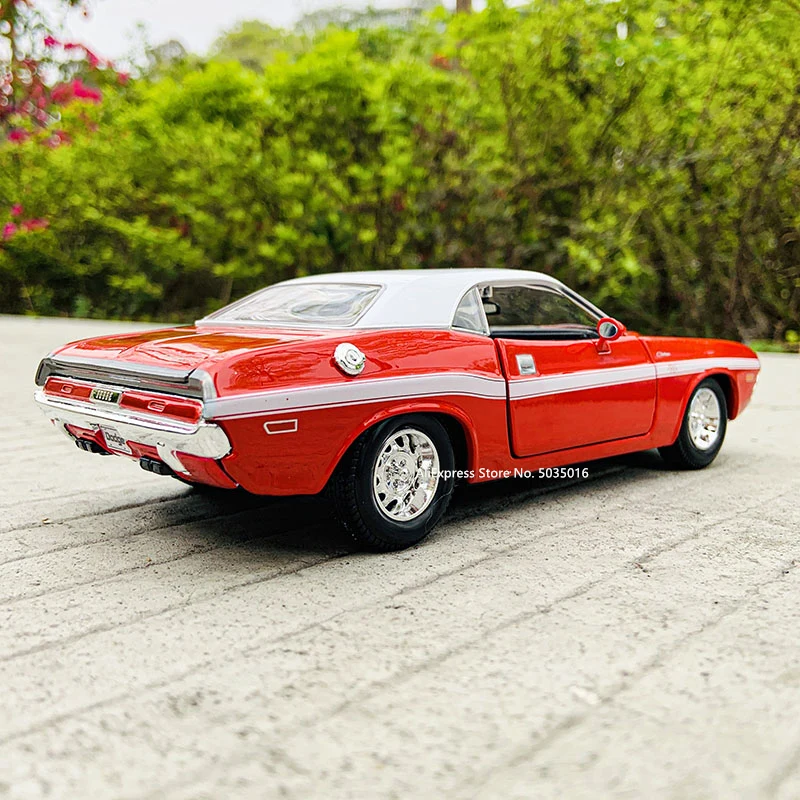 Maisto 1:24 1970 Dodge Challenge R/T Coupe Red simulation alloy car model crafts decoration collection toy tools gift