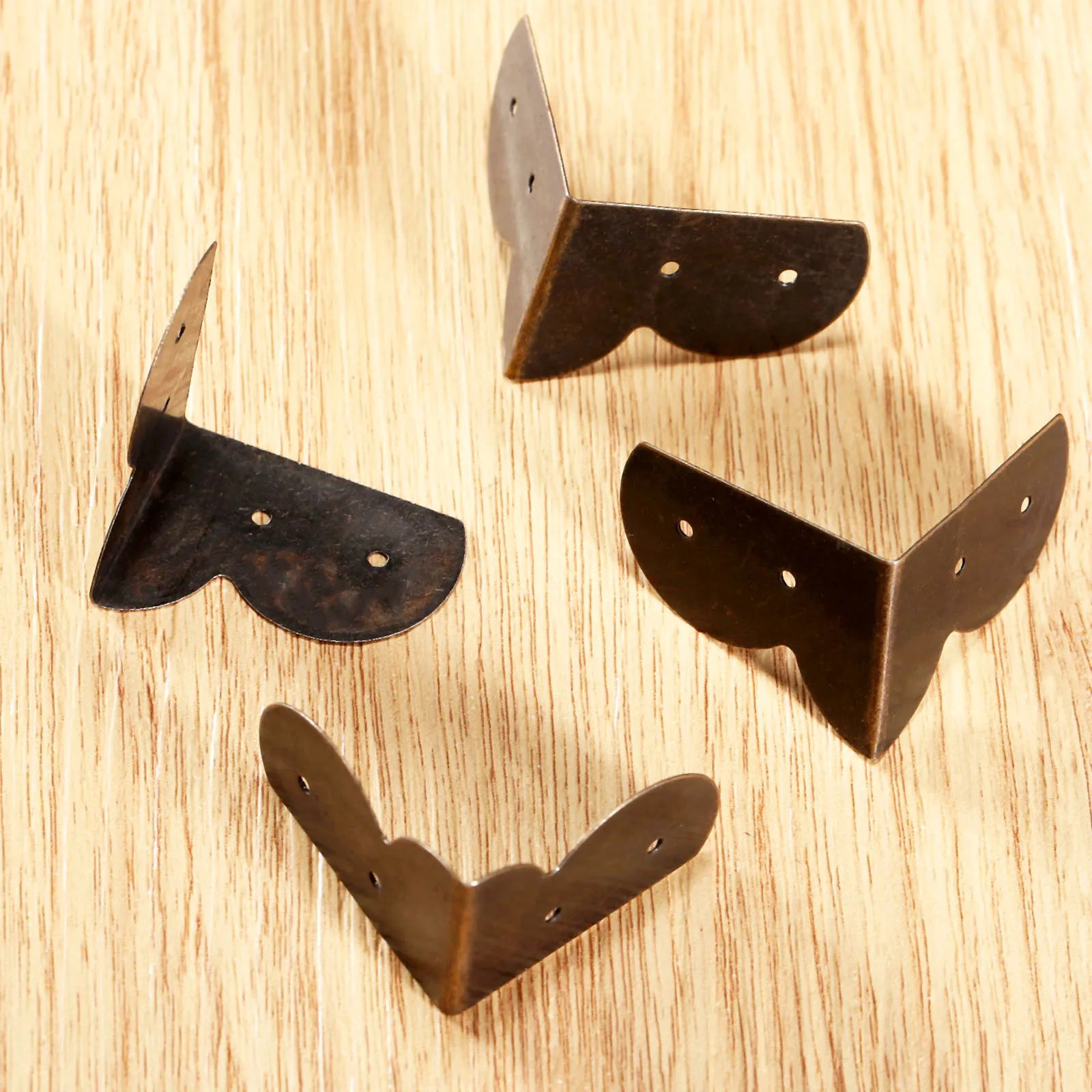 4Pcs Antique Bronze Corner Protector for Furniture Vintage Metal Decorative Corner Bracket for Chest Case Box Furniture Fittings