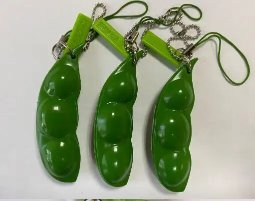 

100pcs/lot classic style unisex Soft Green Beans Pendants Funny Squeeze sybean Keychain female male phone pendant