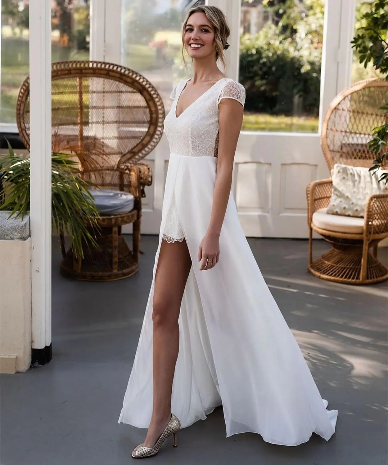 Abito da sposa da spiaggia in Chiffon semplice davanti corto lungo posteriore manica corta scollo a v abiti da sposa lunghezza del pavimento a buon mercato bohemien rustico