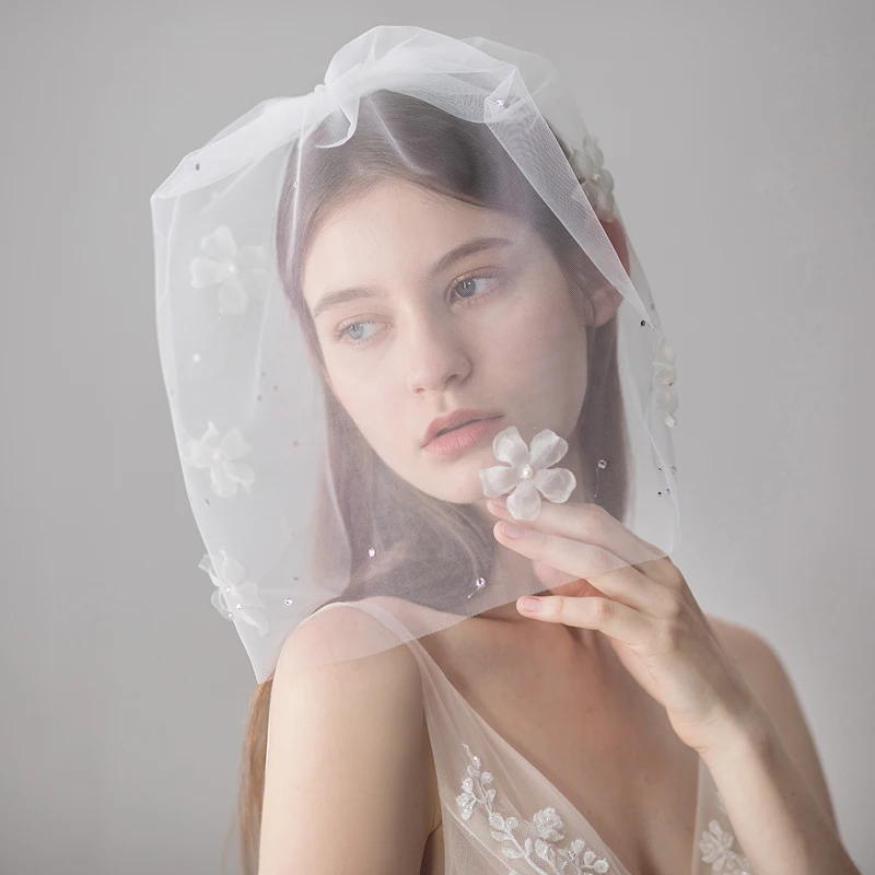 V618  Factory Beautiful Rhinestone Short Soft Tulle Wedding Veil With Yarn Flowers One Layer Sex Bridal Veils