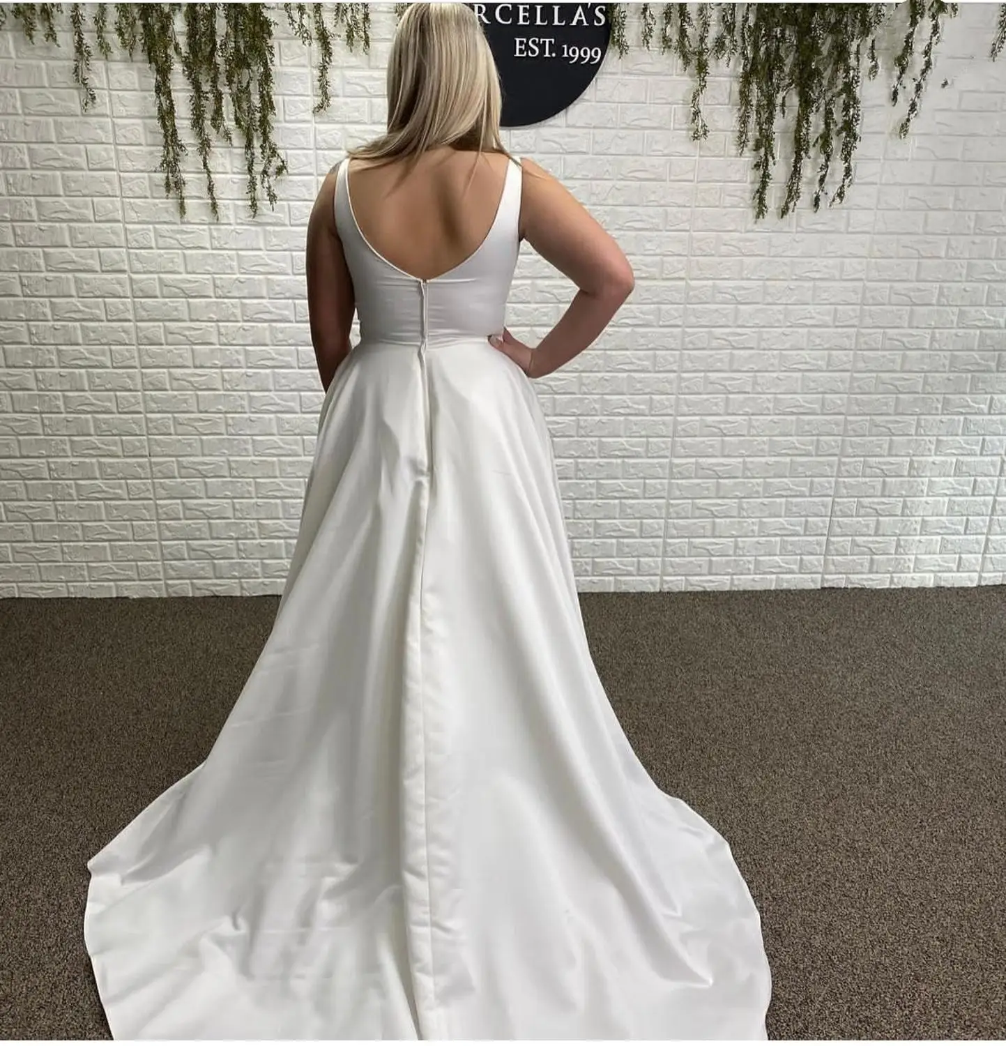 A-Line Hochzeit Kleid Platz Colloar Ärmellose Sweep Zug bodenlangen Öffnen Low Back Robe De Mariee Mit Tasche Mode Strand