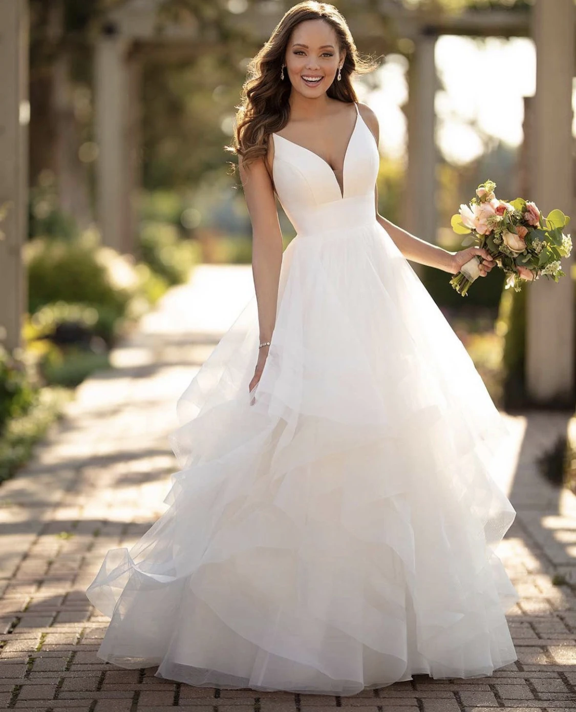 Vestido de casamento a linha com decote em v cintas de espaguete sem costas em camadas até o chão varredura trem vestidos de noiva simples 2021